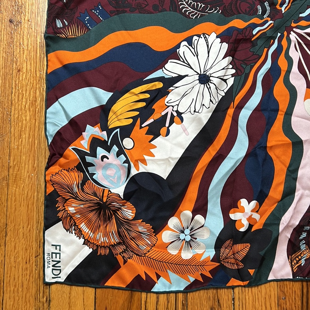 Fendi silk scarf Use a few times - Picture 2 of 7